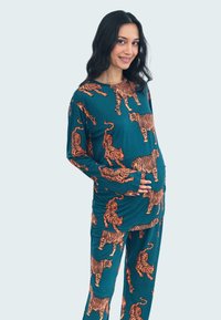 Completo pigiama per maternità in teal con motivo di tigri arancioni. La parte superiore ha maniche lunghe e un dettaglio raccolto sul lato. I pantaloni sono lunghi.