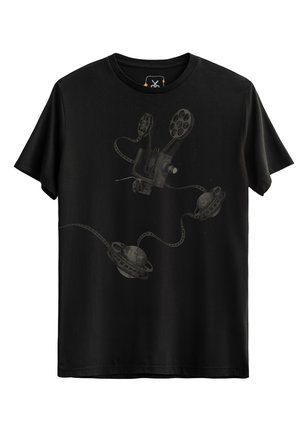 Zwarte katoenen t-shirt met een grijze graphic van een filmprojector en planeten met filmstroken, met een gladde textuur en een standaard pasvorm.