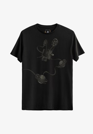 Zwarte katoenen t-shirt met een grijze graphic van een filmprojector en planeten met filmstroken, met een gladde textuur en een standaard pasvorm.
