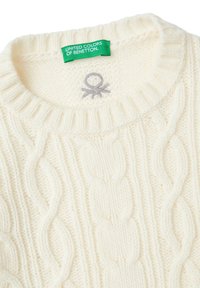 Cremefarbenes, dickes Kabelstrickpullover mit einem gerippten, runden Halsausschnitt und einem grünen United Colors of Benetton-Label im Kragen.