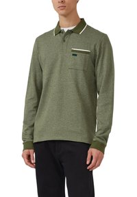 Długi rękaw, oliwkowo-zielona koszulka polo o fakturowanej powierzchni, z kołnierzykiem w białe paski oraz przednią kieszenią z suwakiem.