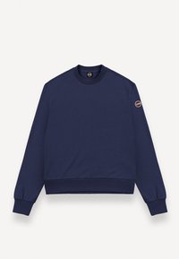 Sudadera de manga larga de cuello redondo en azul marino, con puños y dobladillo acanalados, y un pequeño parche con logo redondo en la manga izquierda.