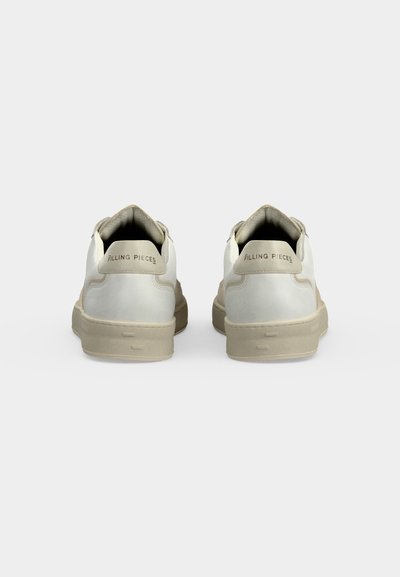 Baskets basses blanches avec semelles beiges vues de dos, avec le nom de la marque "Filling Pieces" sur la languette du talon.