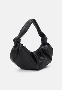 Czarna skórzana torba z rączką zawiązaną na supeł i zebranym korpusem, cechująca się gładką teksturą i nowoczesnym kształtem.