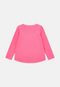 Guess STRETCH LOGO TRIANGULAIRE À SEQUINS - Maglietta a manica lunga - fuchsia