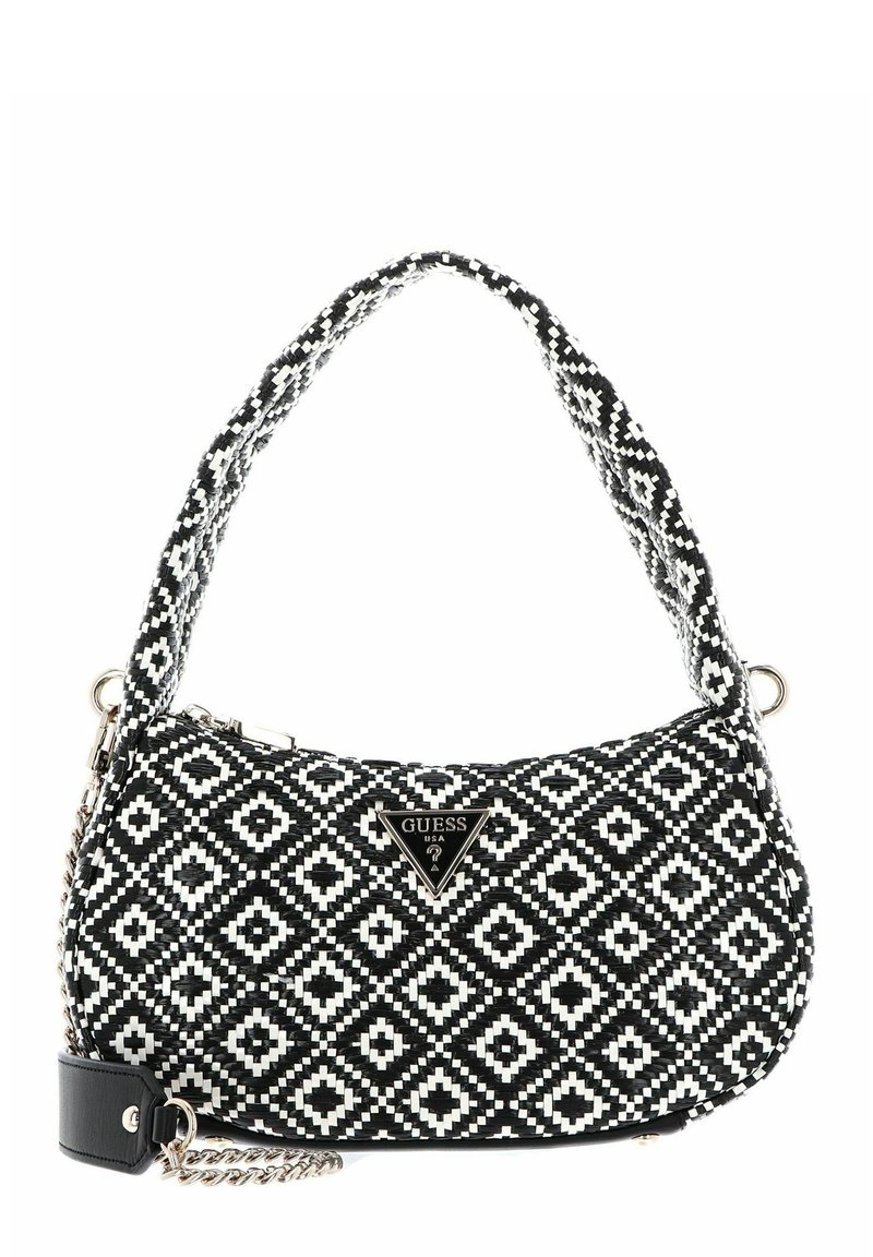 Sac en bandoulière noir et blanc à motifs avec une forme arrondie, texture tressée, bandoulière en chaîne et accent de logo. Présente une fermeture éclair et un fond rectangulaire.