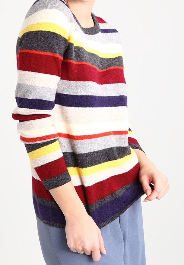 Gestreifter Pullover in mehreren Farben mit Grautönen, Rot, Gelb und Lila. Weicher Stoff mit Rundhalsausschnitt und langen Ärmeln.
