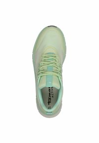 Ljusgröna idrottsskor med en ventilerande mesh-övre, texturerade snören, vadderad tunga och gummisula med subtila accenter.