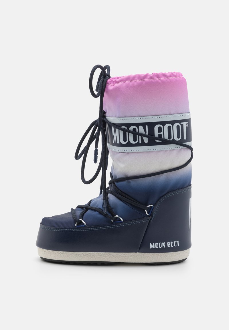 Plavi i ružičasti gradijent Moon Boot s podstavljenim vrhom, vezanjem na vezice i teksturiranom potplatom. Ima logo na remenu i sa strane.