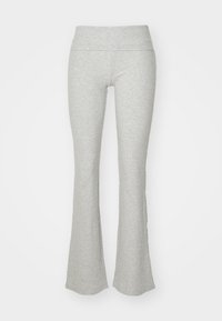 Lyse grå flared leggings laget av ribbestrikket stoff med en bred, elastisk midjebånd. Har en tettsittende design som taper seg til en flare ved kanten.