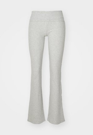 Leggings grigi chiari a campana realizzati in tessuto a costine con una vita larga ed elastica. Presentano un design aderente che si allarga verso l'orlo.