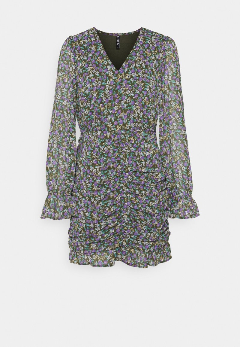 Vestido negro con flores moradas y blancas, escote en V, mangas largas transparentes, diseño fruncido y un dobladillo con volantes. Tela ligera y fluida.