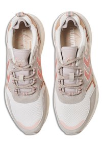 Baskets blanches et gris clair avec des accents roses, dessus en mesh et détails texturés. Équipées de lacets élastiques et d'un col rembourré.