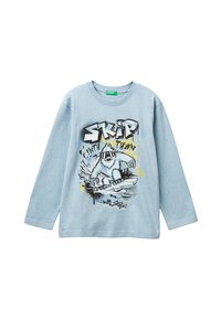 Světle modrá košile s dlouhým rukávem z bavlny, se grafikou yetiho, který snowboarduje, s černými a žlutými akcenty.