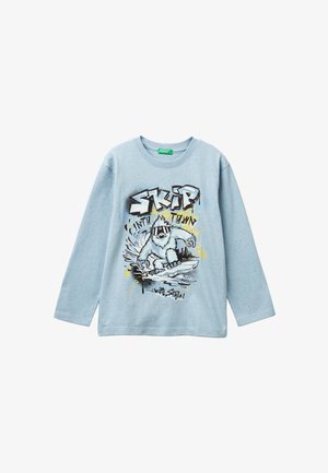 Helles blaues Langarmshirt aus Baumwolle, mit einem Grafikdruck eines Yetis, der snowboardet, in Schwarz und Gelb Akzenten.