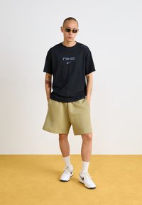 Nike Sportswear TEE - Trükipildiga T-särk - black