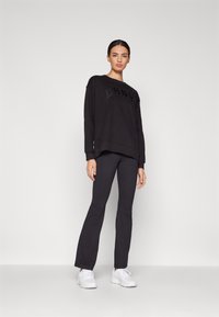 DKNY VARSITY APPLIQUE LOGO LONG LINE CREW NECK PULLOVER - Sweatshirt - black