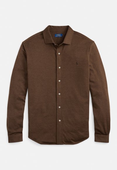 Rudos spalvos ilgomis rankovėmis marškiniai su subtilia tekstūra, apykakle ir „Polo Ralph Lauren“ logotipu ant kairiojo krūtinės skyriaus.