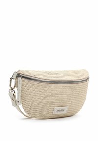 Clutch intrecciato di colore crema con forma arrotondata, chiusura con zip e dettagli hardware in argento. Include una tracolla removibile e un sottile dettaglio del logo.