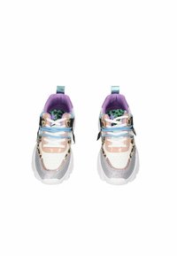 Sneakers sportivi con una combinazione di design bianco, rosa e stampa leopardata, dettagli argento e una suola bianca texturizzata. Lacci azzurri.