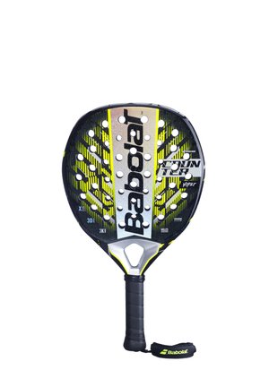 Sort og gul padel bat med en tekstureret overflade, hexagonal mønster og flere huller til vægtreduktion; har et sort greb og håndledsrem.