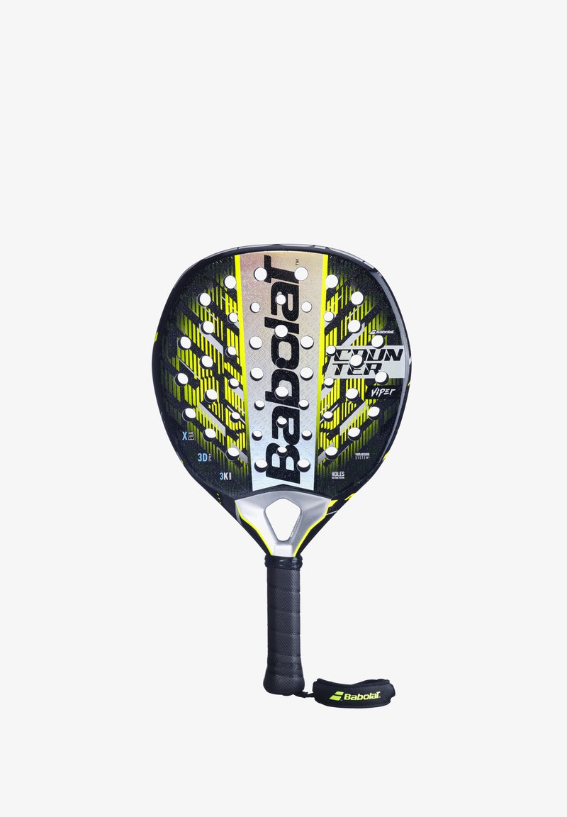 Sort og gul padel bat med en tekstureret overflade, hexagonal mønster og flere huller til vægtreduktion; har et sort greb og håndledsrem.