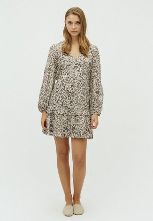 Vestido de estampado de leopardo con mangas largas, bajo con volantes y escote en V. Hecho de tela ligera en tonos beige y marrón.