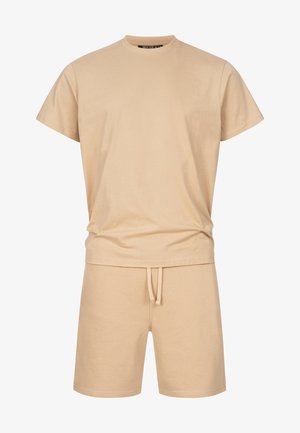 Beiges Kurzarm-T-Shirt mit Rundhalsausschnitt, kombiniert mit passenden Shorts mit Kordelzug, für legere Kleidung entworfen.