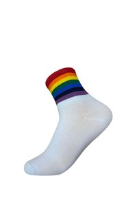 Hvid ankelstrømpe med en flerfarvet stribet manchet, der har bånd i rød, orange, gul, grøn, blå og lilla. Blød, ribbet tekstur.