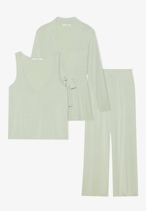 Ensemble de salon vert clair comprenant un haut sans manches, un cardigan à nouer style wrap et un pantalon large en tissu doux.