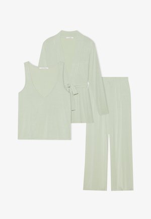 Ensemble de salon vert clair comprenant un haut sans manches, un cardigan à nouer style wrap et un pantalon large en tissu doux.