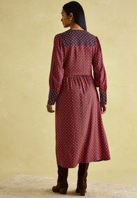 Tom Joule REGULAR FIT ASTER TIE WAIST MIDI - Freizeitkleid - red and navy