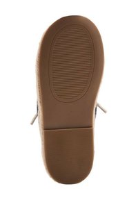 Hnědá gumová podrážka s texturovaným vzorem a drážkami. Má béžovou stranu, námořnickou textilní část nahoře a světlé šedé tkaničky.