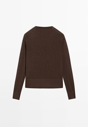 Tmavě hnědý svetr s dlouhým rukávem s žebrovanými manžetami, lemem a kulatým výstřihem, položený na rovné ploše, zobrazující zadní stranu.