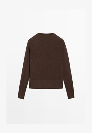 Ciemnobrązowy sweter z długimi rękawami z prążkowanymi mankietami, brzegiem i okrągłym dekoltem, ułożony na płasko pokazując tylną stronę.