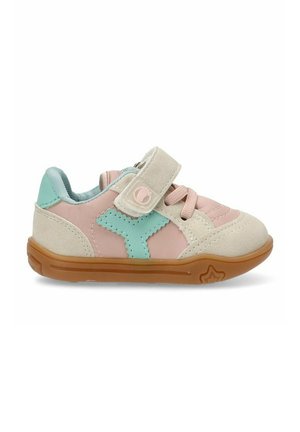 Zapato para bebé en tonos rosa y beige, con una parte superior de ante texturizado, suela de goma ligera y un acento en turquesa, que cuenta con una correa de gancho y bucle.