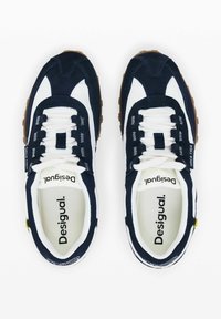 Adidași atletici bleumarin și albi, din suede și material textil. Au șireturi albe, accente galbene și branding imprimat pe limbă și pe laturi.