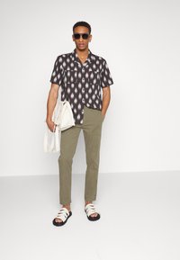 Levi's® CLASSIC CAMPER - Camisa - ocana ikat pirate black