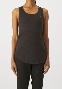 Zwarte mouwloze sporttanktop met een afgeronde zoom, gemaakt van zachte stof, met een klein logo aan de linkerbovenkant.