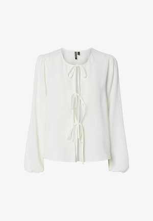 Blusa bianca realizzata in tessuto leggero, con scollatura rotonda, maniche lunghe a sbuffo e dettagli con cravatta sul davanti con più anelli.