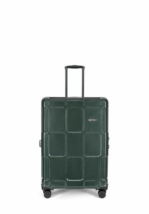 Maleta verde de concha dura con un acabado texturizado y brillante, patrón rectangular, mango telescópico y cuatro ruedas negras para mayor movilidad.