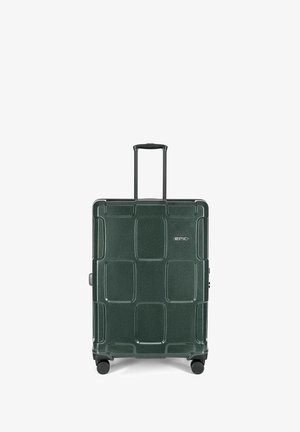 Maleta verde de concha dura con un acabado texturizado y brillante, patrón rectangular, mango telescópico y cuatro ruedas negras para mayor movilidad.