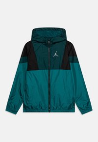 Teal og sort hættejakke med lynlåslukning, elastiske manchetter og sidelommer. Har et sølvfarvet logo på brystet. Glat, letvægtsmateriale.