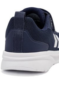 Marine mesh sportieve schoen met een witte zool, gestructureerde bovenkant en een lusvormige trekband bij de hiel voor gemakkelijke instap.