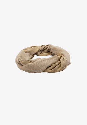 Beżowy, miękki szal w kształcie nieskończoności wykonany z lekkiego materiału. Zmięta tekstura o subtelnym połysku, zaprojektowany, aby ładnie opadać podczas noszenia.