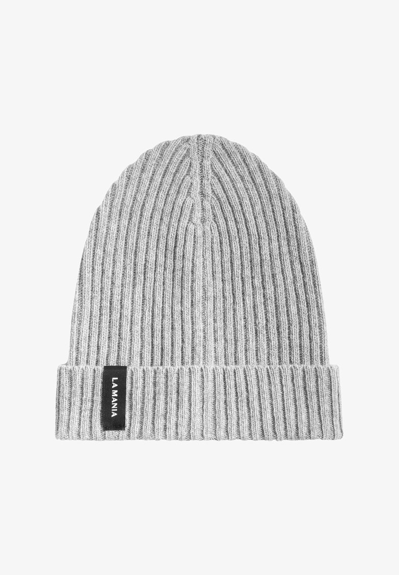 Pilkas megztas kepurė su raukšlėtu paviršiumi, sulankstytu kraštu ir juodu etiketė su užrašu "LA MANIA" baltomis raidėmis.