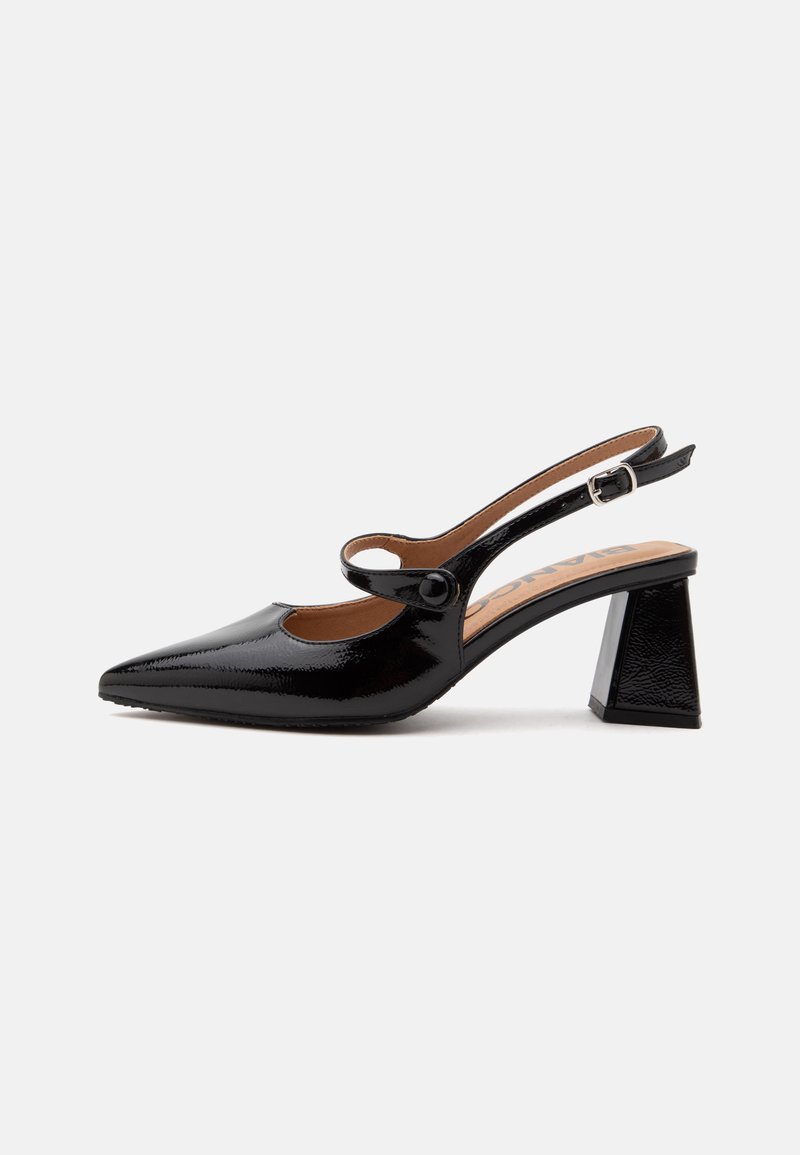 Μαύρο παπούτσι slingback από δέρμα λάκας με μυτερή μύτη, λουράκι με κουμπί πάνω από το άνω μέρος του ποδιού και φιάπα τακουνιού γωνιακά στραμμένη προς τα έξω.