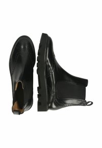 Botas de cuero negro hasta el tobillo con un acabado brillante, paneles laterales elásticos, detalles de brogue y suelas resistentes para mayor tracción.
