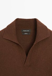 Brauner Wollpullover mit einem gerippten Kragen und V-Ausschnitt. Das Etikett zeigt "Massimo Dutti" mit Pflegehinweisen darunter.