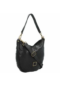 Bolso de hombro de cuero negro con un acabado texturizado, que presenta un acento de tachuelas, accesorios en dorado y correas ajustables.